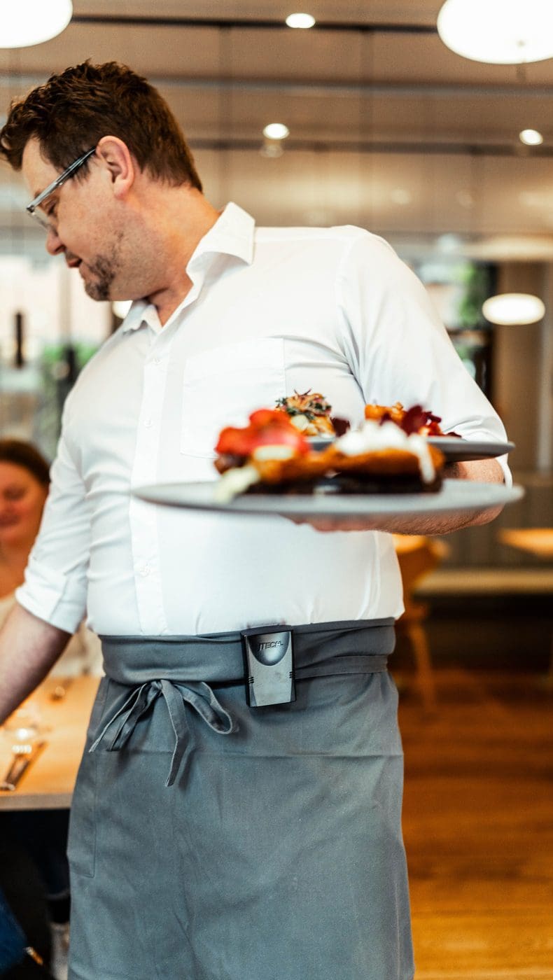 bild på en servitör som serverar mat