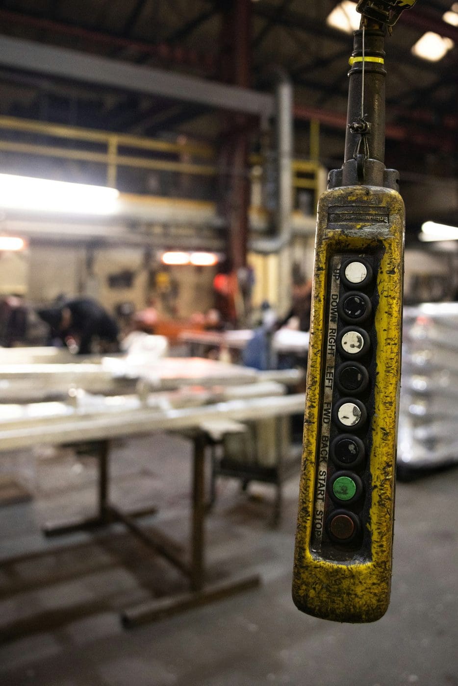 bild på kontrollbord med verkstad i bakgrunden