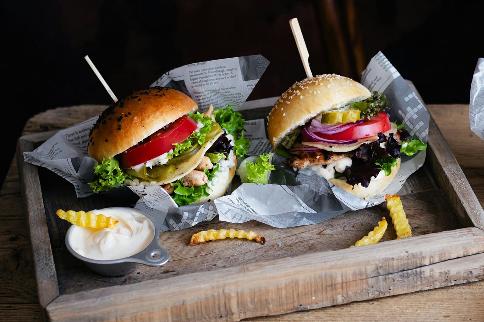 bild av två hamburgare på ett träfat