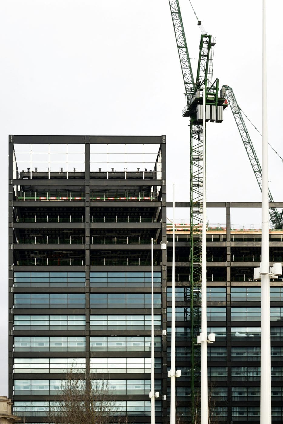 en kran bredvid en halvfärdig byggnad