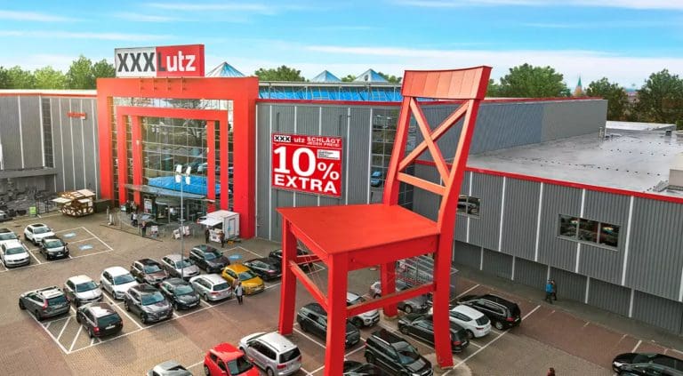 bild av jättelik röd stol mitt på XXXLutz parkeringsplats