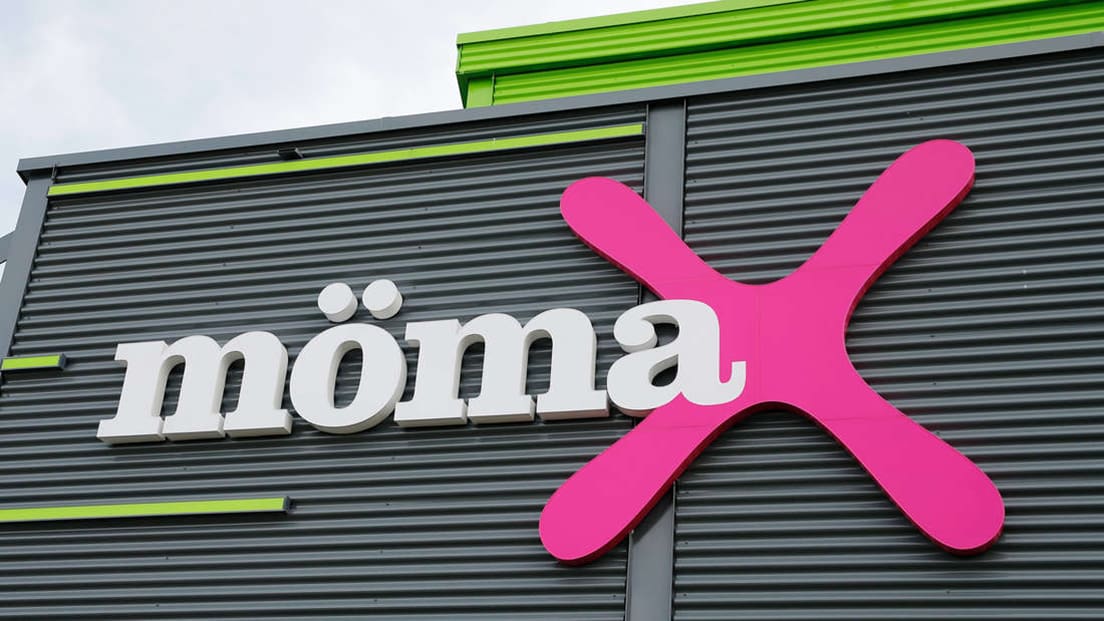 bild av Moma-logotypen på deras byggnad