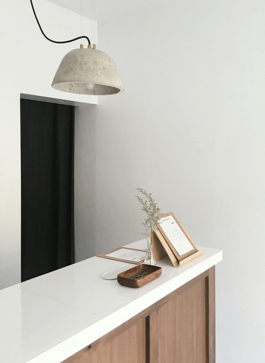 en ljus och mycket vit minireception