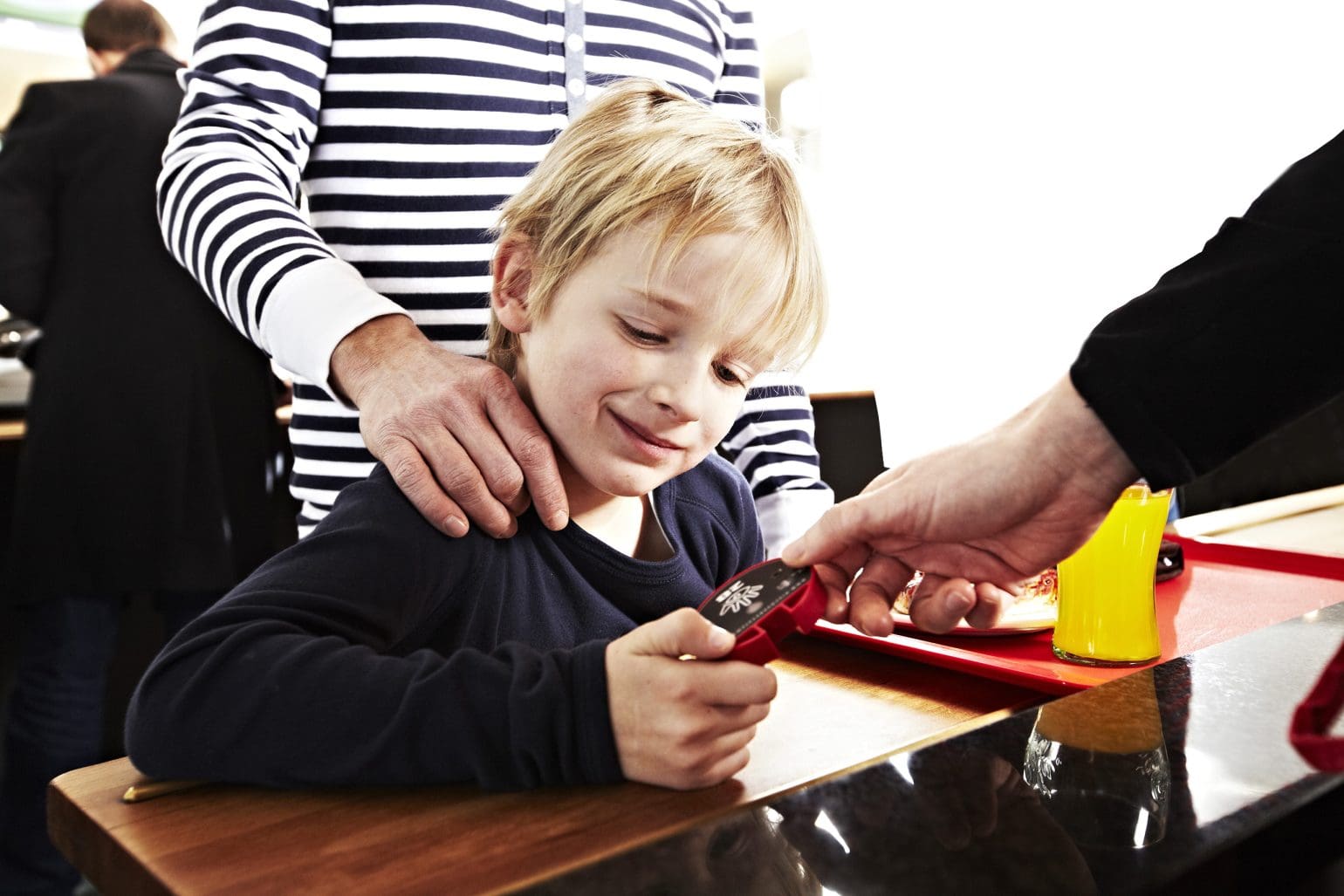 Liten pojke visas en tyst beställande personsökare, gästsamtal,