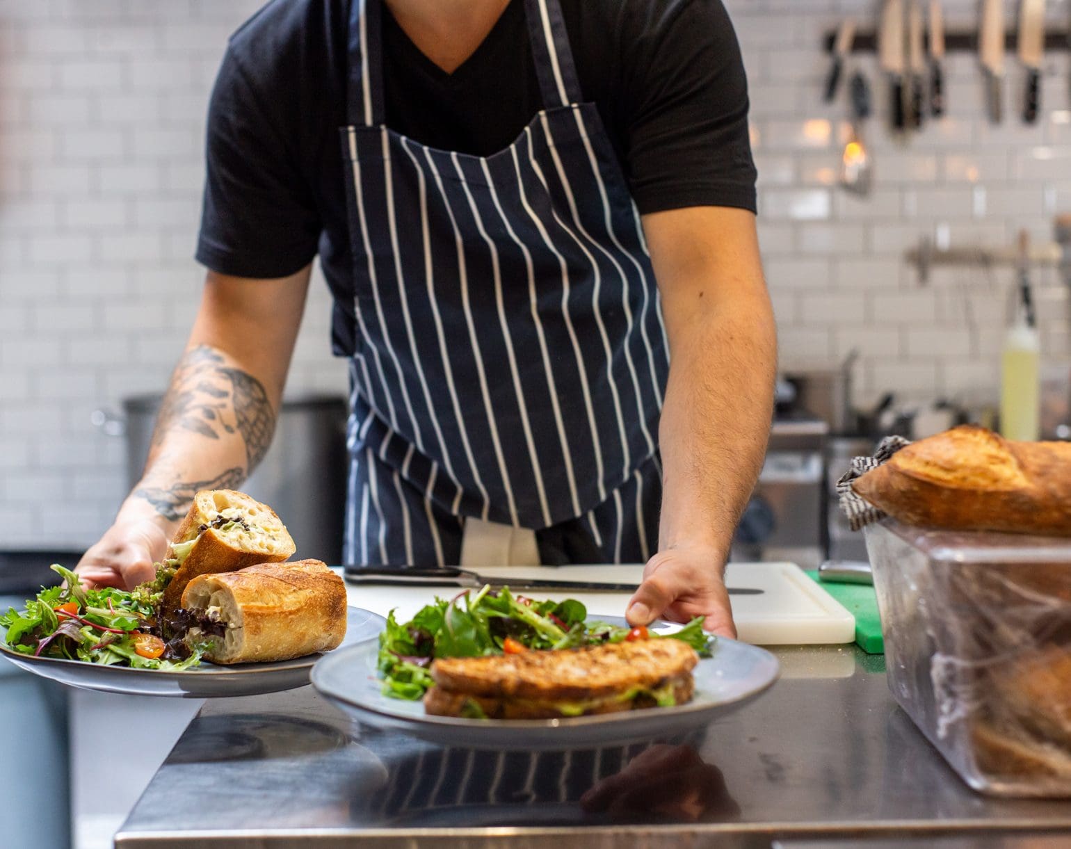 kocken förbereder två rätter som ska serveras