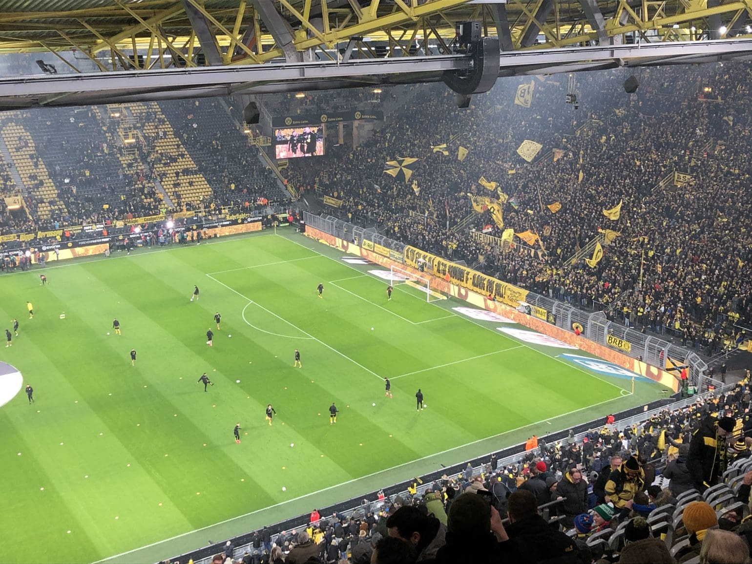 bild på en fotbollsmatch där spelare spelar