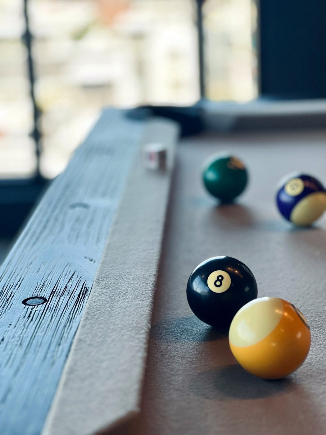 bild på sidan av ett biljardbord där du kan se fyra bollar