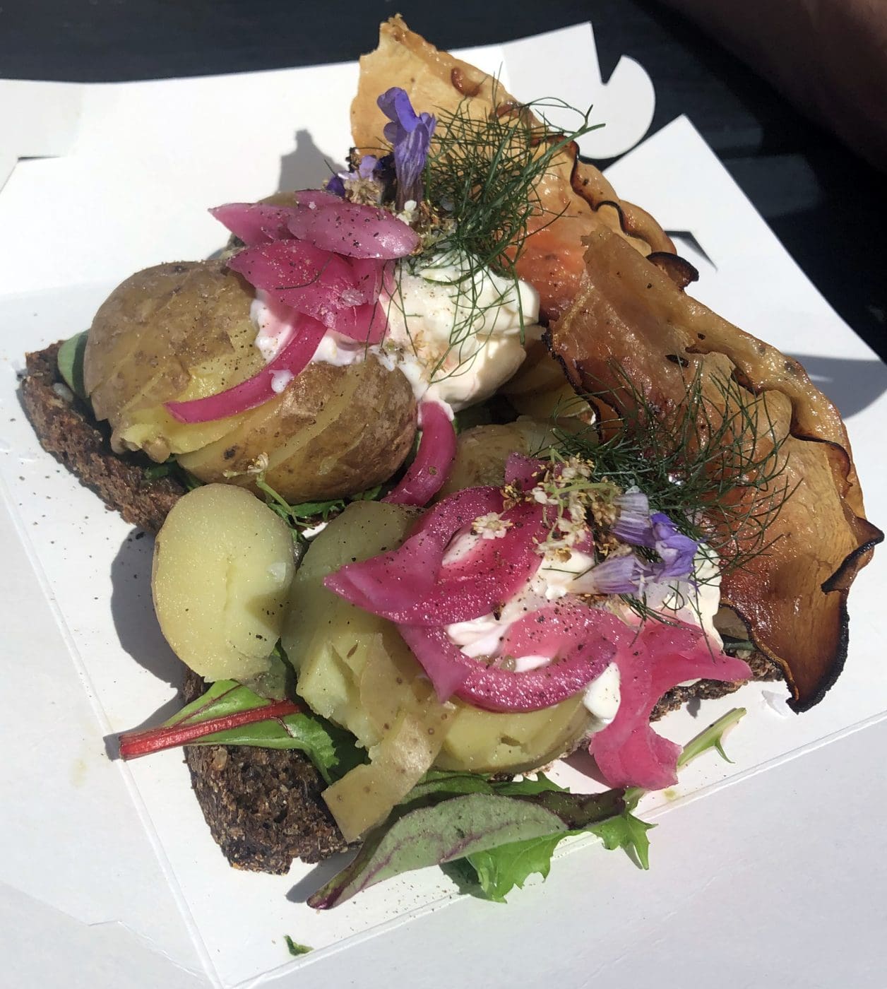 Bild på rågbrödsmåltid med potatis, sallad och rökt bacon.