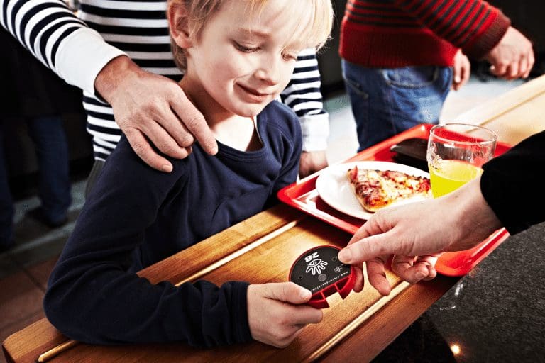 liten pojke som håller en ljudlös pucksystemsummer