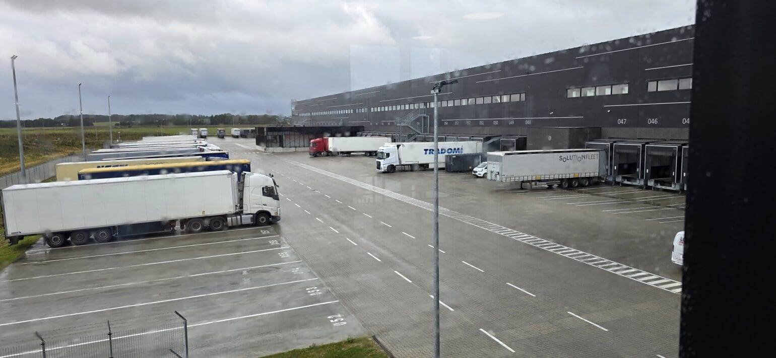 Lastbilar på platsen vid Normal logistikcenter