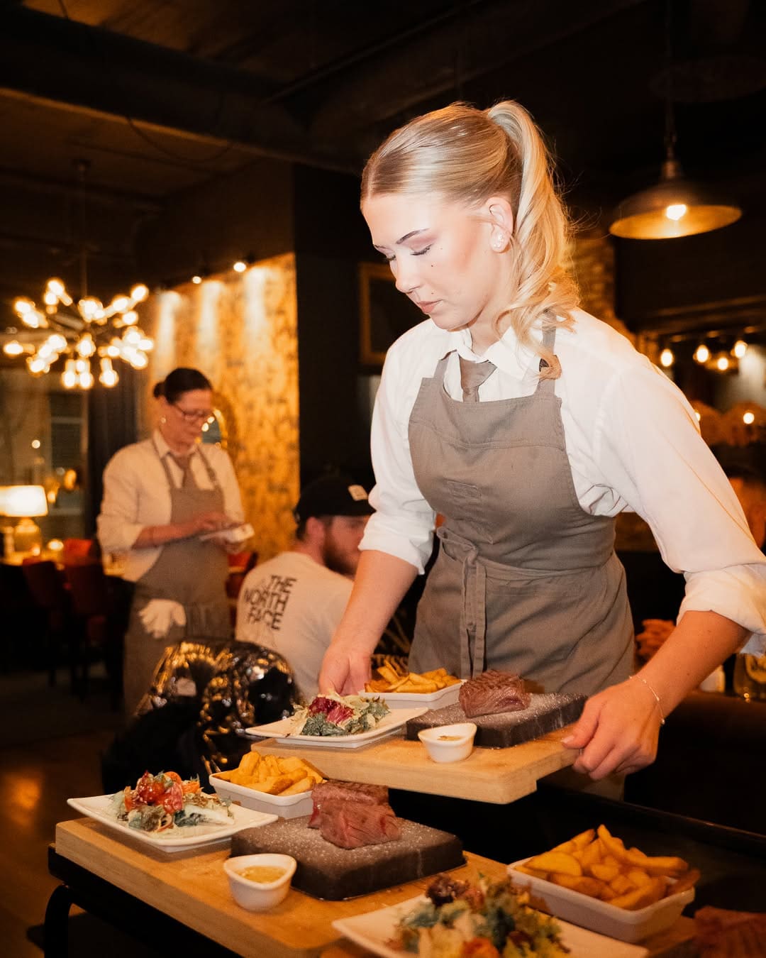 Restaurangpersonal serverar gäster på Blackstone Gävle